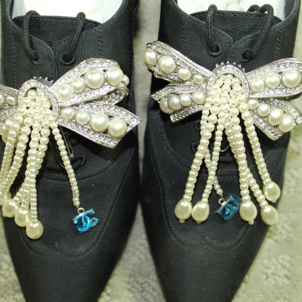 CHANEL NEW Pre-Fall 18A BLACK CC PEARL JEWELED BOW BOOTIES SHOES EU 37.5C / 6.5 - Picture 4 of 10